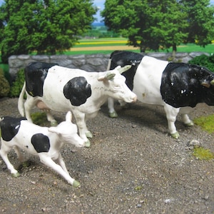 3 Vintage original Britains ,Farm Animals 1:32 ,&quot;Friesian Cow, Bull and calf&quot;.Plastic miniatures Made in England 1970/1969 ,Rare issues!