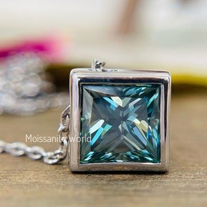 Wisiorek z brylantowym szlifem 2 CT Princess Moissanite w kolorze niebieskim, wisiorek z zawieszką Solitaire, oprawa koszykowa, prezent rocznicowy dla niej, wisiorek ślubny