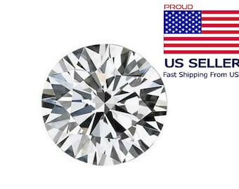 Könnte beinhalten: Ein runder Diamant im Brillantschliff mit zahlreichen Facetten, die das Licht reflektieren. Das Bild enthält den Text "PROUD" über einer US-Flagge und "US SELLER".