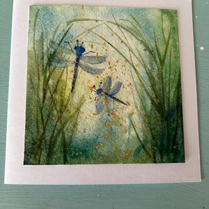 Dos libélulas en un entorno verde, acuarela, tarjeta para cualquier ocasión, Día de la Madre, cumpleaños, firmada por el artista.