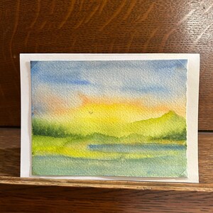 Paisaje al atardecer, vista exuberante, árboles verdes en la montaña, lago, halcón, acuarela original, firmada por el artista, tarjeta para cualquier ocasión, gran regalo