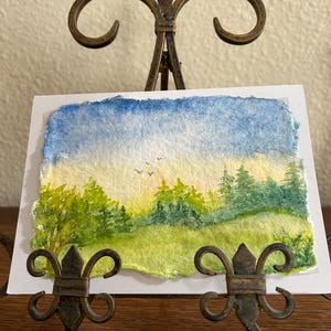 Original Aquarell Landschaft, handgeschöpftes Papier, Wiesenszene umringt von Bäumen, blauem Himmel, Vogel, Unikat, signiert vom Künstler