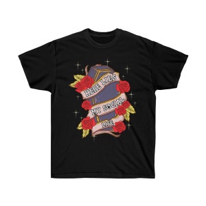 Camiseta Here Lies My Social Life, Camiseta engraçada antissocial, Camiseta gótica, Camiseta emo, Camiseta gótica, Camiseta caixão e rosas, Camiseta de Halloween