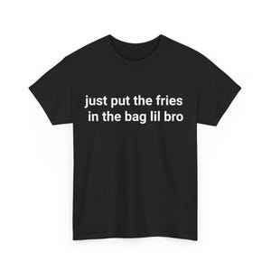Puede incluir: Camiseta negra con texto blanco que dice "just put the fries in the bag lil bro"