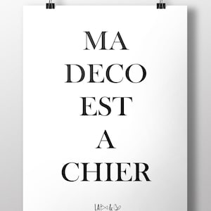 Peut inclure: Impression noir et blanc avec le texte "MA DECO EST A CHIER" et le logo "LA & L'AFFICHELANDCHIPS" en bas.