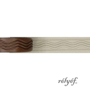 Op de afbeelding: Een bruin object met golvende randen, mogelijk een decoratief element, tegen een neutrale achtergrond met golvende lijnen. Het woord "rélyéf" is in een sierlijk lettertype gedrukt. Het ontwerp suggereert een textuur.