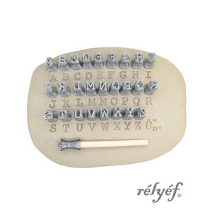 Courier hoofdletters 10 mm | Kleistempels | Alfabetstempels voor kleitextuur | Brieven | Lettertypen | Lettertypen | Reliëfaardewerk