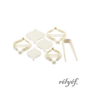 Peut inclure: Ensemble de découpoirs à biscuits géométriques blanc cassé et une pince. Les découpoirs sont de différentes tailles et formes. Le nom de la marque "rélyéf" est affiché en bas.