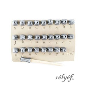 Koerier kleine letters 6 mm | Kleistempels | Letterstempels voor aardewerktextuur | Alfabet | Lettertypen | Lettertypen | Reliëfaardewerk