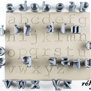 Courier minúscula 26 mm | Carimbos de alfabeto para textura de argila | Ferramentas de cerâmica para argila, argila de polímero, argila metálica e sabão | Relyef | Letras |