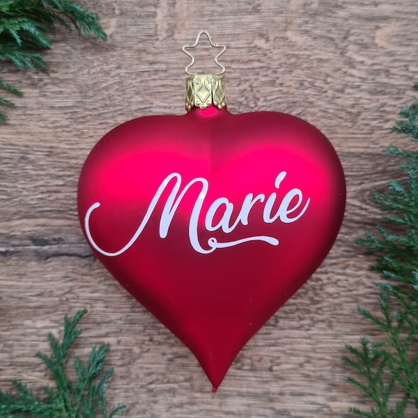 Rote Weihnachtskugel in Herzform aus Glas mit weißem Text | Christbaumkugel | Weihnachtskugel personalisiert | Geschenk