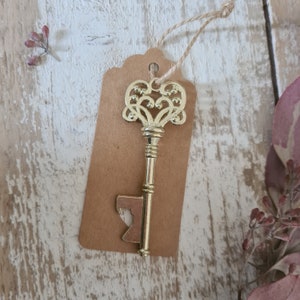 Gouden vintage sleutelhanger flesopener met label - bedankje, nieuwigheidscadeau, gastcadeau, cadeau voor hem voor haar