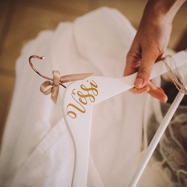 Cintre de robe de mariée personnalisé pour les photos de mariage, bois blanc avec crochet en cuivre et texte de calligraphie en or