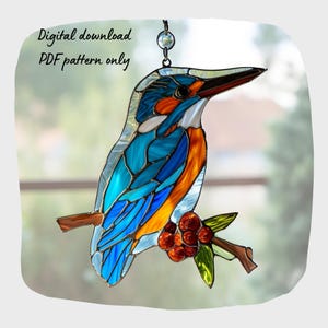 Könnte beinhalten: Ein Bleiglasmuster eines blauen und orangefarbenen Eisvogels, der auf einem Ast mit roten Beeren sitzt. Das Muster ist für ein Bleiglasprojekt gedacht und als digitaler Download erhältlich.