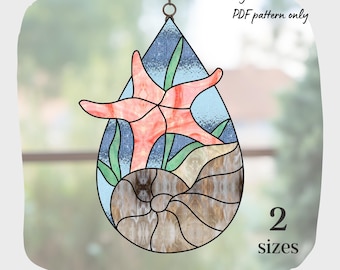 Puede incluir: Un patrón de vitral en forma de lágrima con una concha y una estrella de mar. El patrón está disponible en dos tamaños. Descarga digital del patrón PDF únicamente.