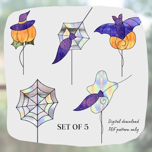 Puede incluir: Conjunto de cinco patrones de vitrales de Halloween con una calabaza con un sombrero de bruja, un murciélago, una telaraña y dos diseños diferentes de telaraña con una araña. Los patrones son descargas digitales y están disponibles en formato PDF. "SET OF 5" y "Descarga digital Patrón PDF solamente" están escritos en texto negro en la parte inferior de la imagen.