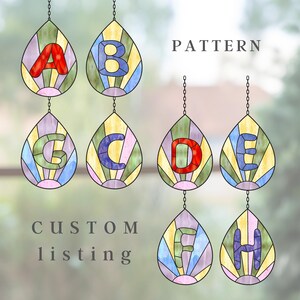 Patrón de vitral con letra inicial personalizada en forma de lágrima