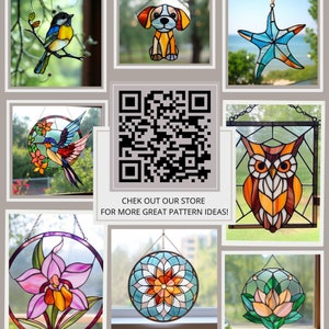 Op de afbeelding: Een verzameling gebrandschilderde raamhangers met verschillende ontwerpen, waaronder een blauwe vogel, een puppy, een zeester, een uil, een bloem en een mandala. De ontwerpen zijn allemaal kleurrijk en ingewikkeld en zouden een mooie aanvulling zijn op elk huis.