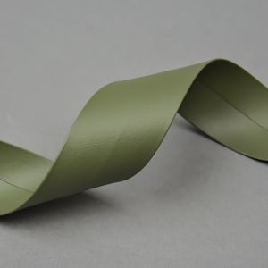 Khaki grün 30mm italienischen Kunstleder flach gefaltet Band Trimmband Band Gürtel Vegan Mode Textil Schuhe Taschen Zubehör Cosplay DIY