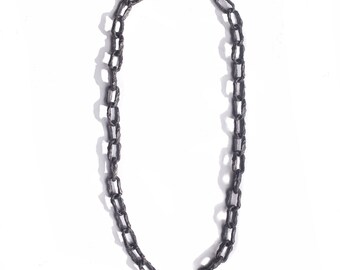 Può includere: Una collana a catena d'argento con una finitura testurizzata e martellata. La catena è composta da maglie ovali.