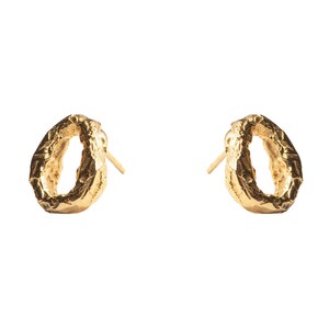 Peut inclure: Une paire de boucles d'oreilles dor&eacute;es avec un design unique, textur&eacute; et de forme ovale. Les boucles d'oreilles ont une fermeture simple &agrave; tige.