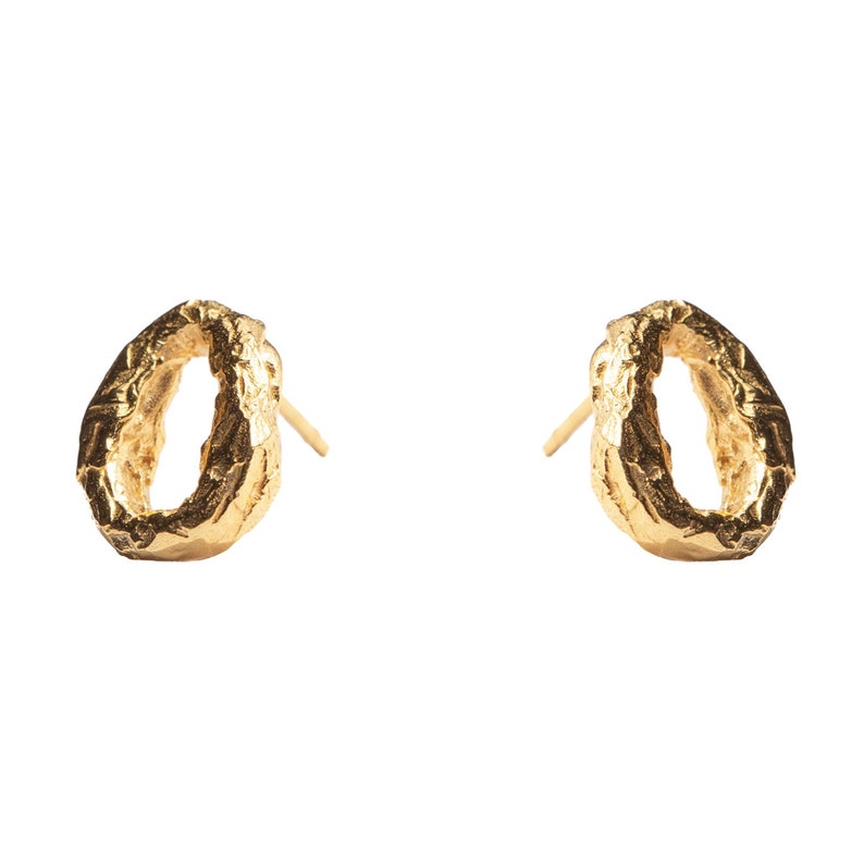 Peut inclure: Une paire de boucles d'oreilles dor&eacute;es avec un design unique, textur&eacute; et de forme ovale. Les boucles d'oreilles ont une fermeture simple &agrave; tige.