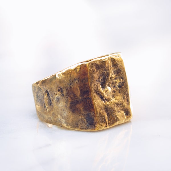 Quadratischer abstrakter Ring aus Goldmessing | Herren-Pinky-Ringe, gehämmert, robust, oxidiert, flache Oberseite