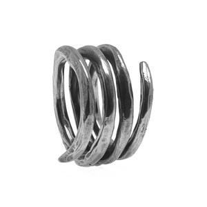 Puede incluir: Un anillo de plata con un diseño único y retorcido. El anillo está hecho de múltiples hebras de metal que se entrelazan para crear un efecto de espiral.