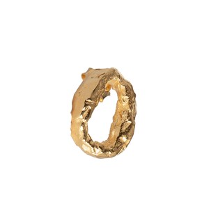 Peut inclure: Une bague en or avec une forme organique textur&eacute;e. La bague est ouverte et a une ouverture circulaire.