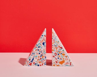 Serre-livres Triangle Royal Terrazzo Jesmonite