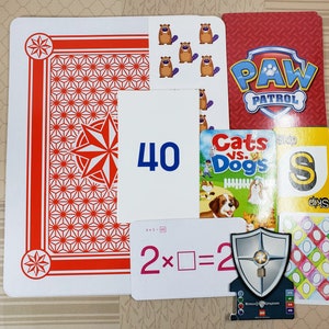 Peut inclure: Un ensemble de cartes colorées sur divers thèmes, notamment les nombres, les équations mathématiques, les animaux et les lettres. Les cartes sont conçues à des fins éducatives et présentent des couleurs vives et des illustrations ludiques.