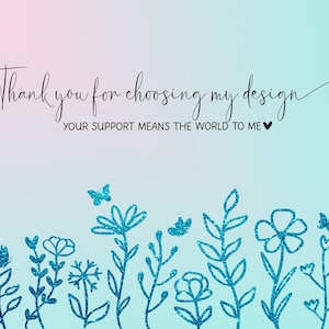 Puede incluir: Gracias por elegir mi dise&ntilde;o. Tu apoyo significa mucho para m&iacute;. Un fondo degradado azul y blanco con un mensaje escrito a mano y una fila de flores y mariposas azules brillantes.