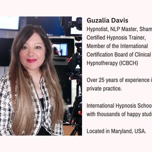Peut inclure: Une femme aux longs cheveux bruns se tient devant une cam&eacute;ra. Elle porte une chemise &agrave; carreaux noirs et blancs. Le texte &agrave; l'&eacute;cran indique "Guzalia Davis, Hypnotiseuse, Ma&icirc;tre PNL, Chamane, Formatrice certifi&eacute;e en hypnose, Membre du Conseil international de certification en hypnoth&eacute;rapie clinique (ICBCH), Plus de 25 ans d'exp&eacute;rience en pratique priv&eacute;e. &Eacute;cole internationale d'hypnose avec des milliers d'&eacute;tudiants heureux. Situ&eacute; dans le Maryland, &Eacute;tats-Unis."