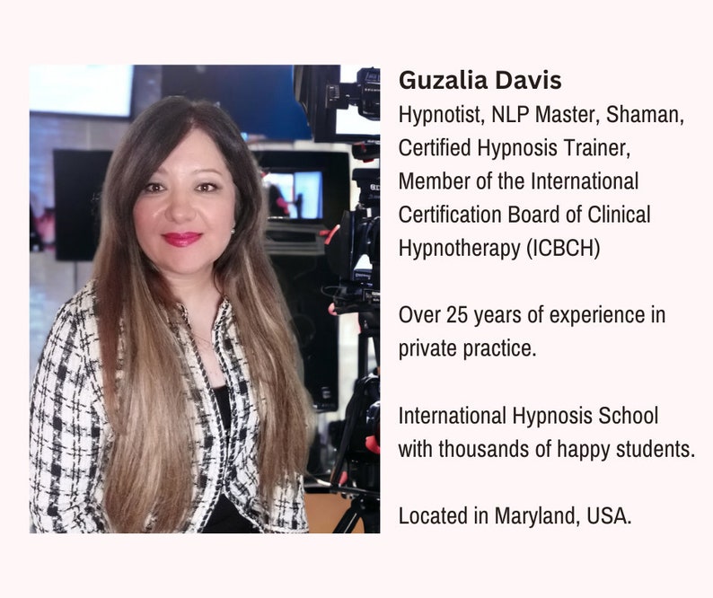 Peut inclure: Une femme aux longs cheveux bruns se tient devant une cam&eacute;ra. Elle porte une chemise &agrave; carreaux noirs et blancs. Le texte &agrave; l'&eacute;cran indique "Guzalia Davis, Hypnotiseuse, Ma&icirc;tre PNL, Chamane, Formatrice certifi&eacute;e en hypnose, Membre du Conseil international de certification en hypnoth&eacute;rapie clinique (ICBCH), Plus de 25 ans d'exp&eacute;rience en pratique priv&eacute;e. &Eacute;cole internationale d'hypnose avec des milliers d'&eacute;tudiants heureux. Situ&eacute; dans le Maryland, &Eacute;tats-Unis."