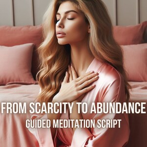 Könnte beinhalten: Eine Frau mit langen blonden Haaren sitzt auf einem Bett mit rosa Bettwäsche, die Augen geschlossen und die Hände über ihrem Herzen gefaltet. Der Text "FROM SCARCITY TO ABUNDANCE GUIDED MEDITATION SCRIPT" ist unter ihr zu sehen.