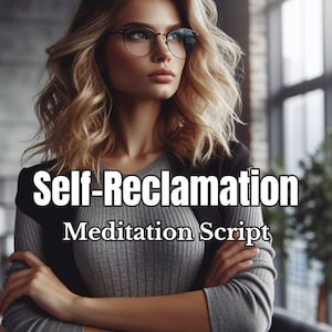 Könnte beinhalten: Eine Frau mit blonden, lockigen Haaren, die eine Brille und einen grauen Pullover trägt, blickt nachdenklich aus einem Fenster. Der Text "Self-Reclamation Meditation Script" ist über das Bild gelegt.