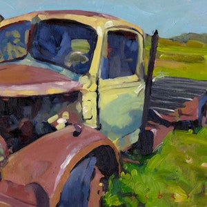 Pode incluir: Pintura a óleo de um caminhão antigo em um campo. A cabine do caminhão é amarela e a carroceria é vermelho enferrujado. A pintura tem um estilo solto e impressionista, com pinceladas visíveis. O fundo apresenta grama verde e um céu azul.