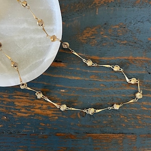 Collar de nudo delicado de los años 70 con cadena inusual en tono dorado vintage