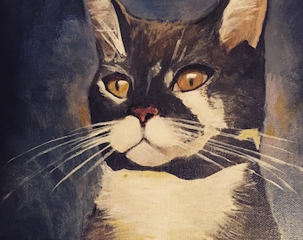 Può includere: Un dipinto di un gatto bianco e nero con occhi gialli. Il gatto guarda direttamente lo spettatore con un'espressione seria. Lo sfondo è blu scuro.