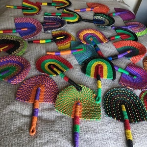 Handheld-Fan Regenbogen - Recycelter Kunststoff, handgefertigt