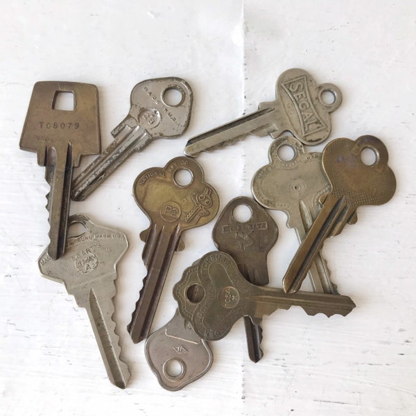 Keys, Random Lot of 10 Old Keys, Bronze Brass Silver Color Tone Keys, Used Various Assortment of Keys, Vintage Craft Steampunk Keys