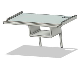Op de afbeelding: Een lichtgrijze bureau met een rechthoekig blad en een ingebouwde plank. De bureau heeft een minimalistisch ontwerp met een uitsparing aan de rechterkant en twee poten. De bureau is gemaakt van een lichtgrijs materiaal.