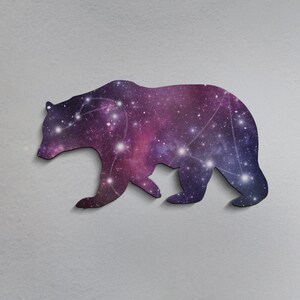 Signe de bois d’ours Impression sur le bois Art de mur imprimable Décor animal à la maison Constellation illustration Étoile carte anniversaire Mur de ciel de nuit suspendu