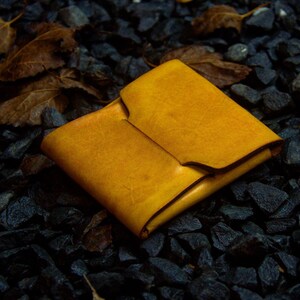 Cartera/tarjetero para hombre hecho a mano, color amarillo, alta calidad, resistente, hecho a medida, cuero curtido vegetal genuino, envío gratuito a EE. UU.