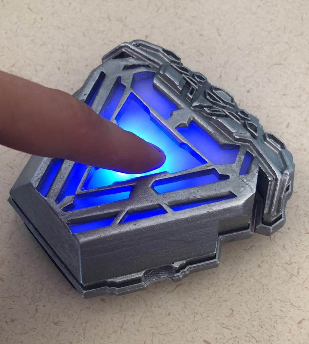 【即購入OK】　アイアンマン　アークリアクター　ホール　オブ　アーマー Amazon.co.jp: 新バージョン 1:1 アイアンマン アークリアクター