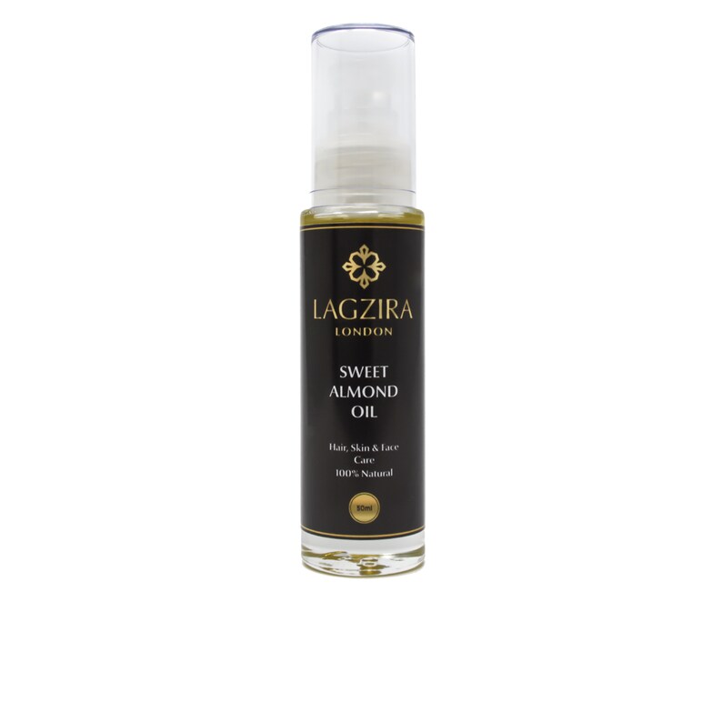 Op de afbeelding: Een zwarte fles met een gouden etiket waarop staat "LAGZIRA LONDON SWEET ALMOND OIL Hair, Skin & Face Care 100% Natural 50ml".