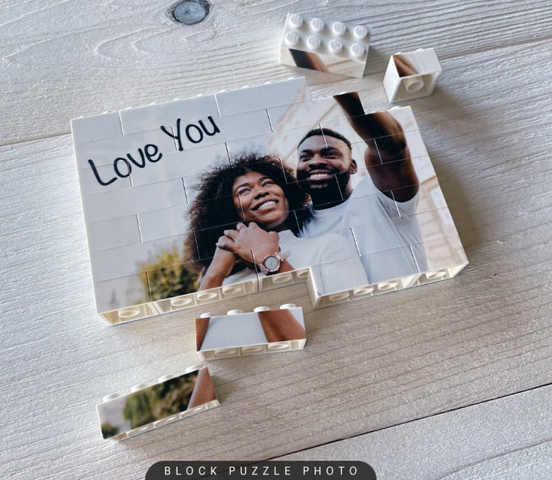 Puede incluir: Una foto de rompecabezas de bloques blancos de una pareja sonriendo y tom&aacute;ndose una selfie. El rompecabezas est&aacute; parcialmente ensamblado y las palabras "Love You" est&aacute;n escritas en la parte superior del rompecabezas.