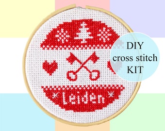 Winter in Leiden borduurpakket DIY | 10cm / 4" | compleet pakket | Cultuur pixelkunst | Erfgoed |  Kersthanger | Kerstornament