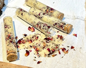 Sales de Epsom orgánicas de rosa y lavanda para el baño, una mezcla relajante y nutritiva rica en minerales de sales, aceites y extractos botánicos.