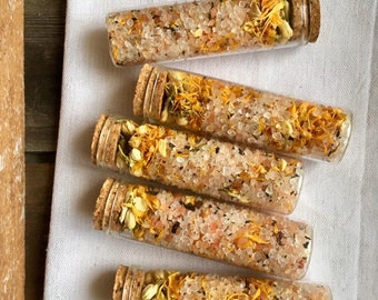 Baño de jazmín, caléndula y naranja dulce, aroma estimulante de naranja y mandarina, mezcla nutritiva rica en minerales de sales, aceites y botánicos.
